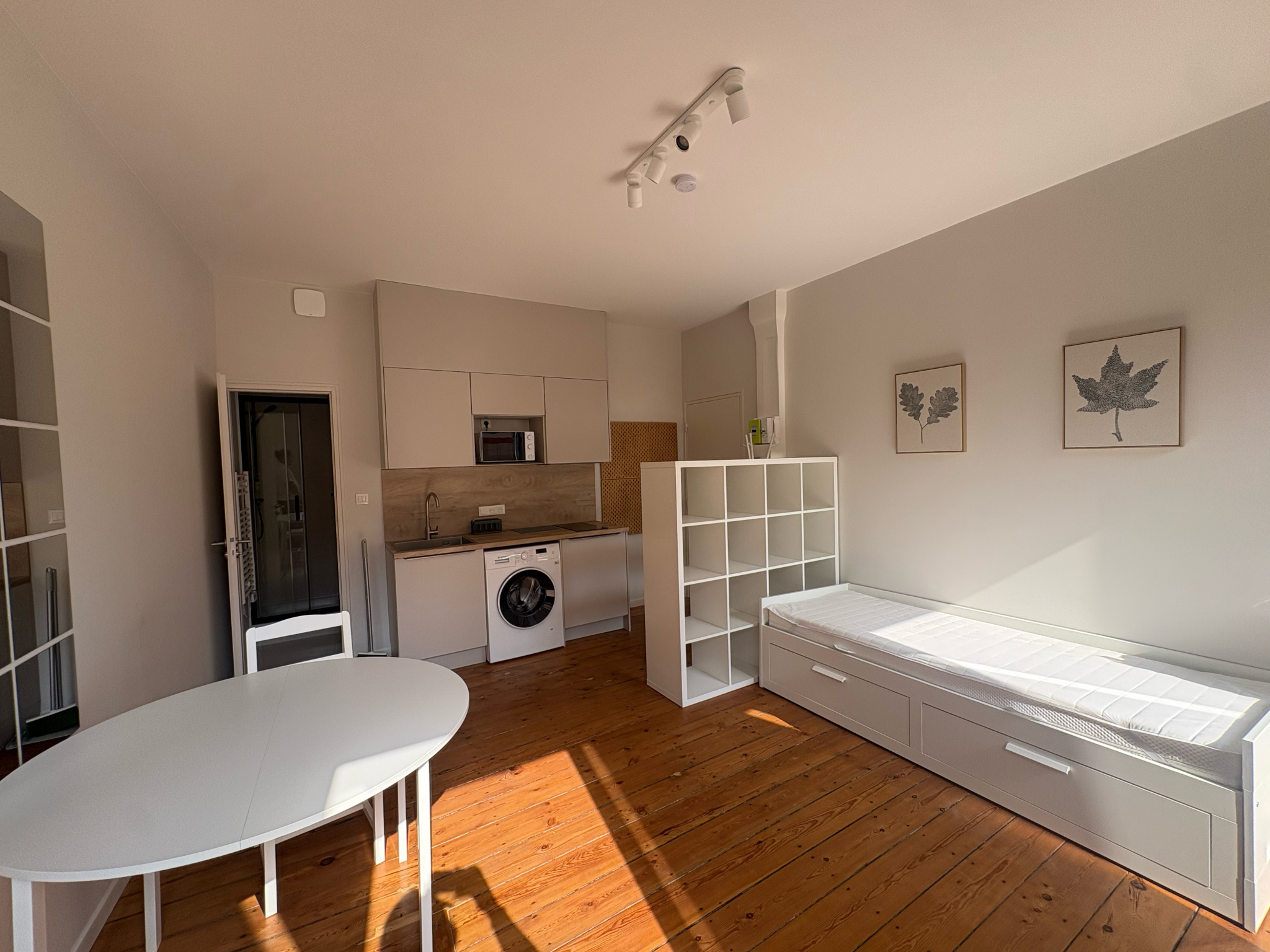 Studio refait à neuf+ mobilier neuf à François Verdier